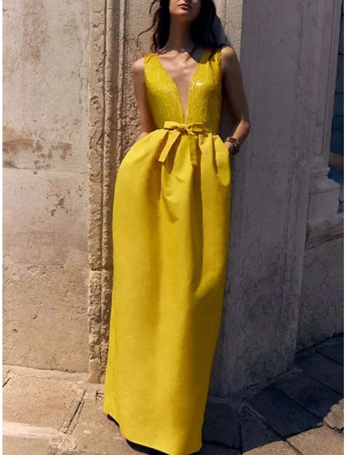 Abito da sera a trapezio, elegante, formale, lungo fino al pavimento, senza maniche, scollo a V, paillettes, fiocco/i, pieghe